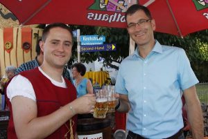 Marc Winsheimer (Sprecher des Vereinssprecher-Teams 2015) und Bürgermeister Lars Brügner beim Fassanstich des Gumbiswinkelfeschts 2015.